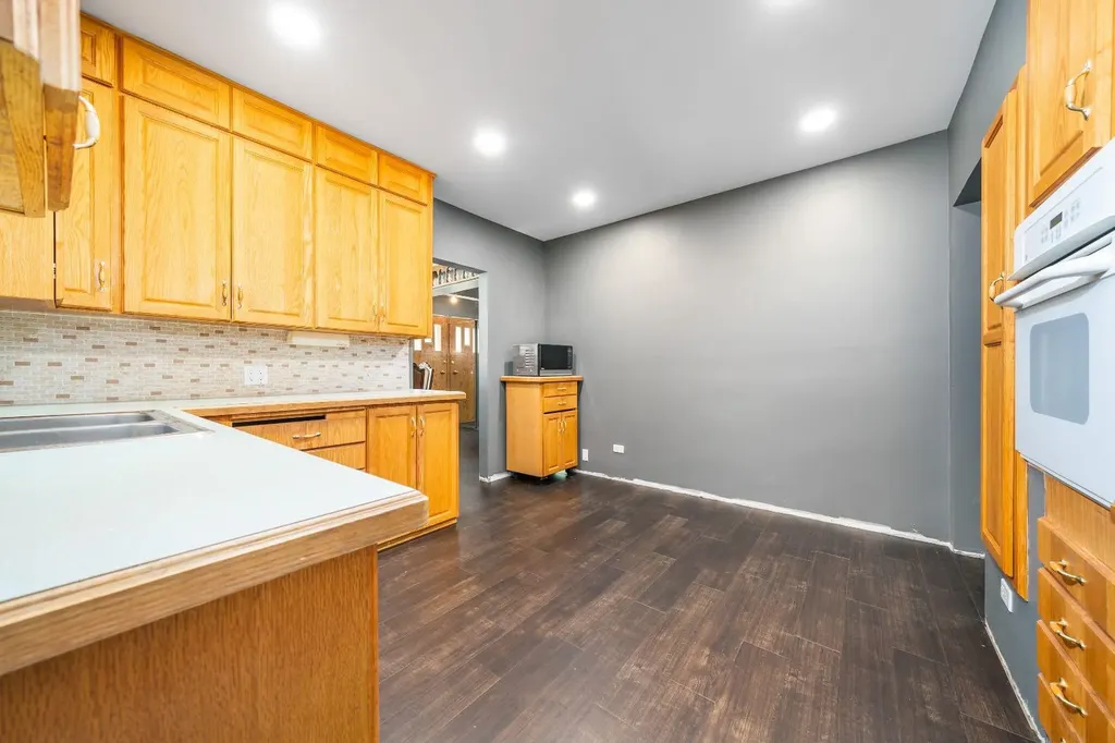 121 5 Street SE Medicine Hat AB T1A 0M4
