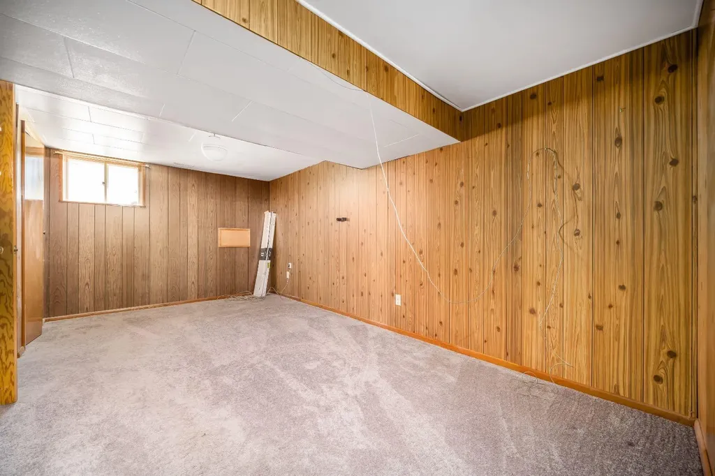 121 5 Street SE Medicine Hat AB T1A 0M4