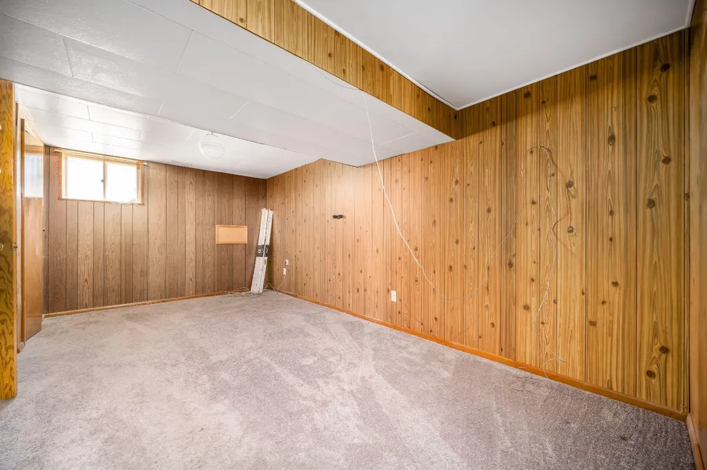 121 5 Street SE Medicine Hat AB T1A 0M4