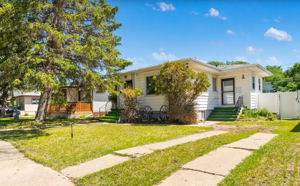 121 5 Street SE Medicine Hat AB T1A 0M4