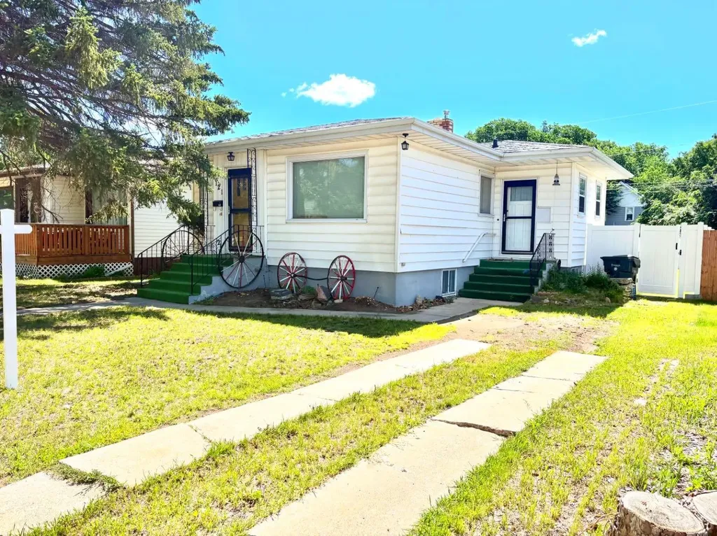 121 5 Street SE Medicine Hat AB T1A 0M4