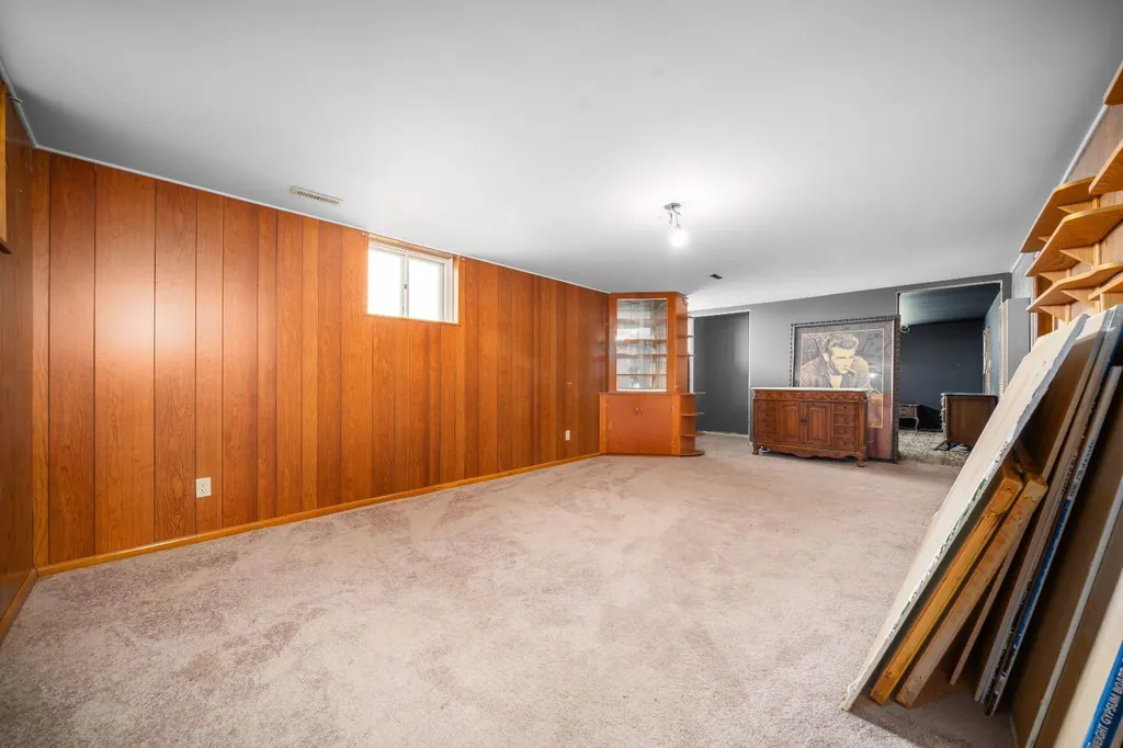 121 5 Street SE Medicine Hat AB T1A 0M4