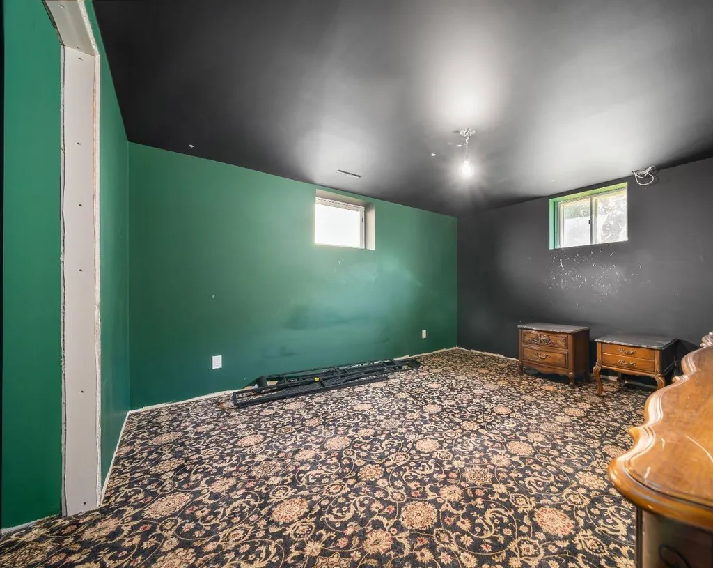 121 5 Street SE Medicine Hat AB T1A 0M4