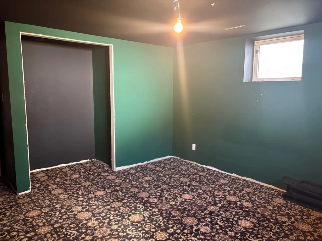 121 5 Street SE Medicine Hat AB T1A 0M4