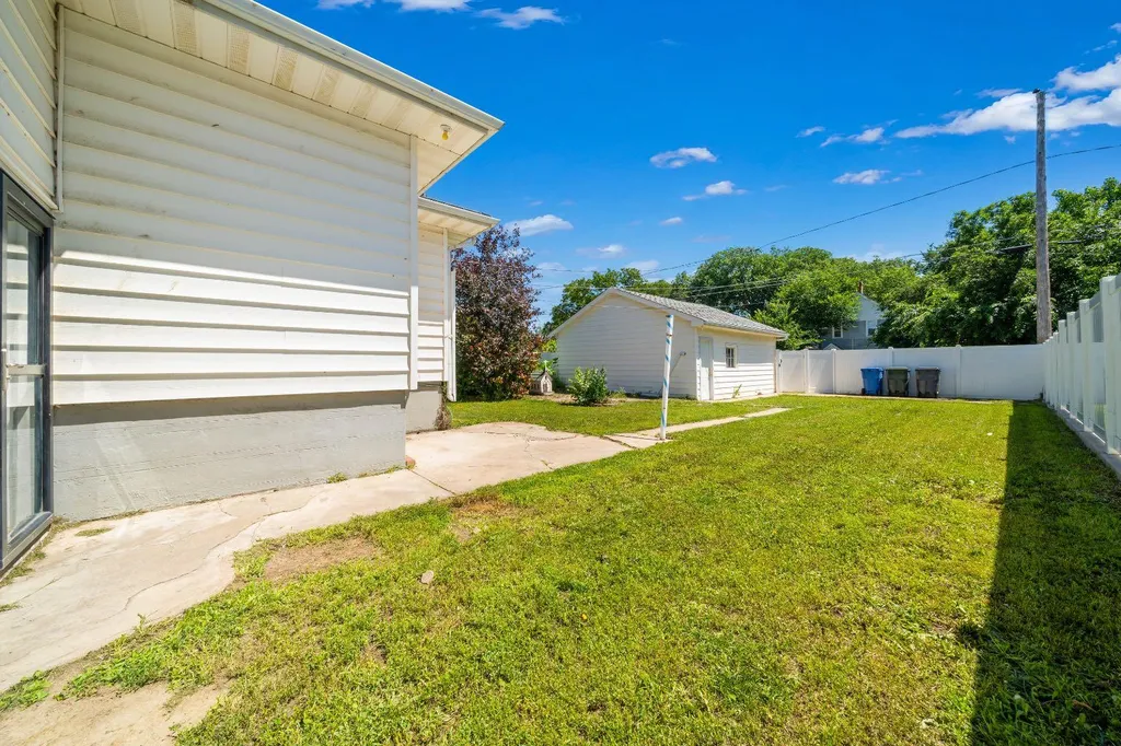 121 5 Street SE Medicine Hat AB T1A 0M4