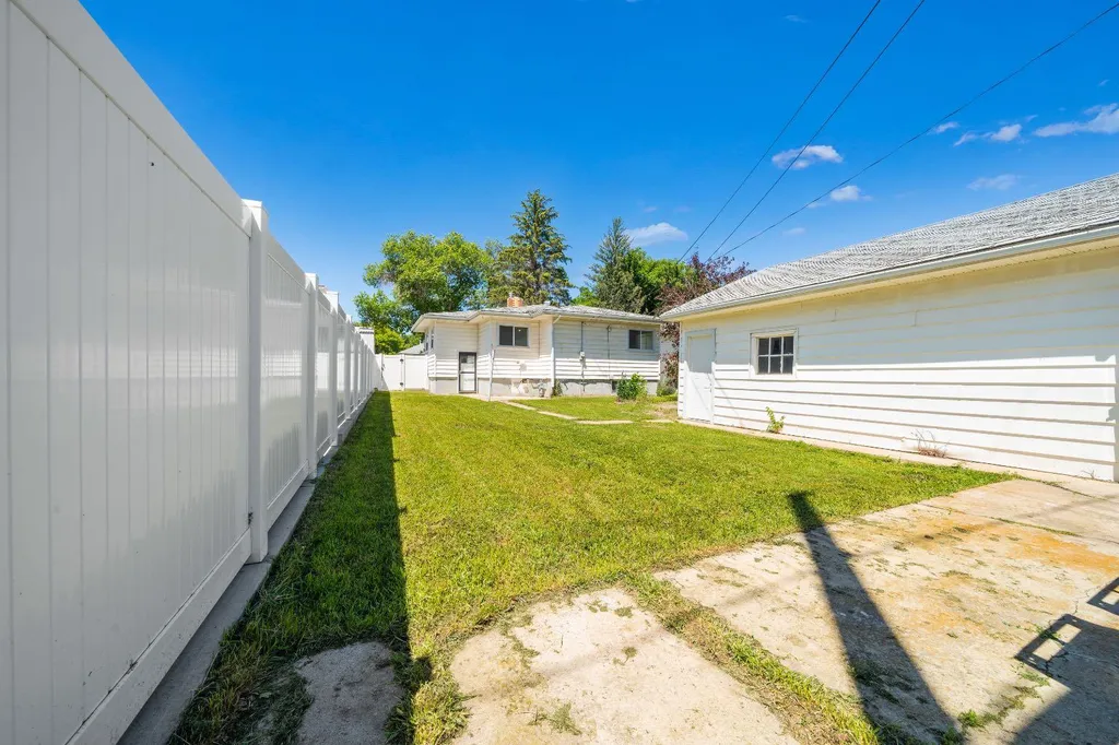 121 5 Street SE Medicine Hat AB T1A 0M4