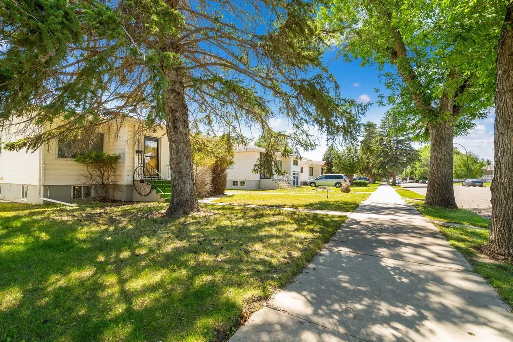 121 5 Street SE Medicine Hat AB T1A 0M4