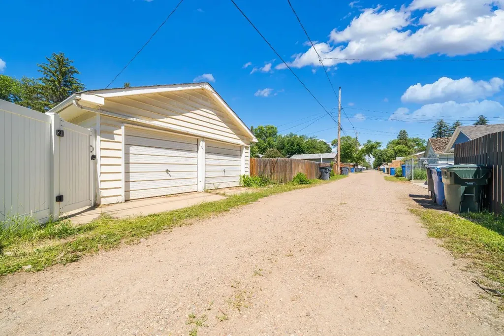 121 5 Street SE Medicine Hat AB T1A 0M4