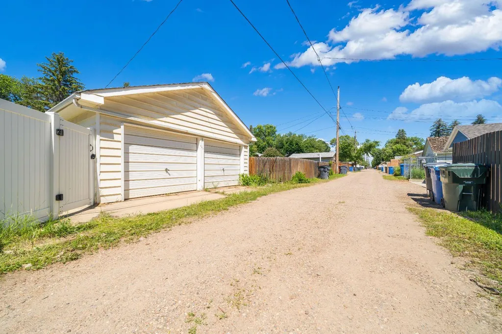 121 5 Street SE Medicine Hat AB T1A 0M4