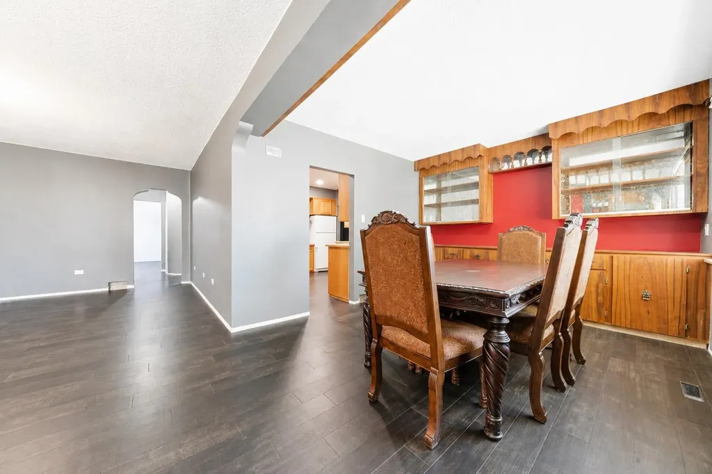 121 5 Street SE Medicine Hat AB T1A 0M4