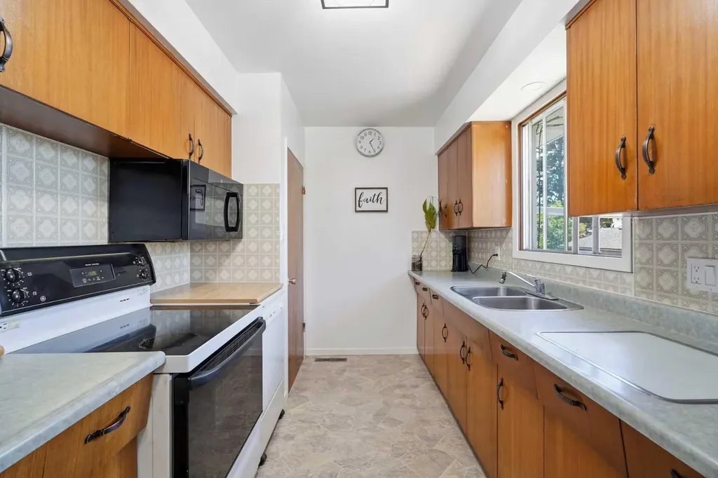 22 Fir Street Red Deer AB T4N4Y2
