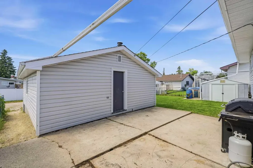 22 Fir Street Red Deer AB T4N4Y2