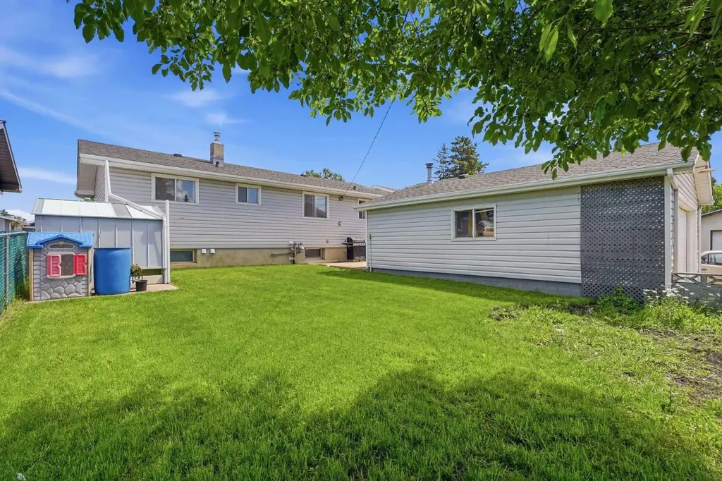22 Fir Street Red Deer AB T4N4Y2