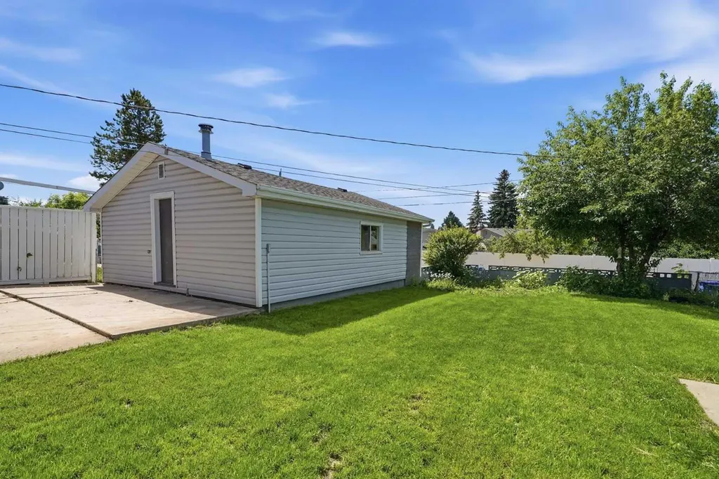 22 Fir Street Red Deer AB T4N4Y2