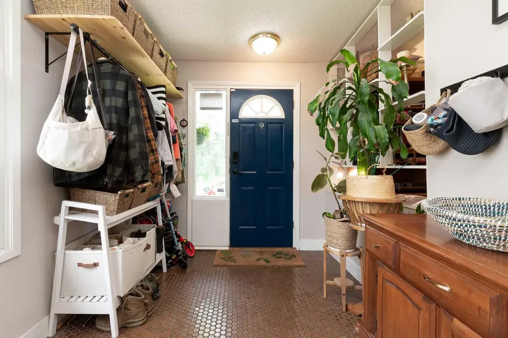 910 8 Street S Lethbridge AB T1J2K8