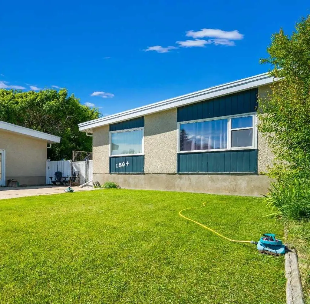 1864 16 Street SE Medicine Hat AB T1A7J7