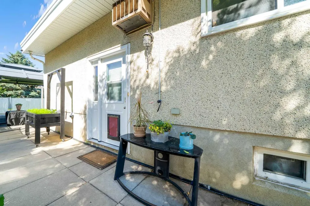 1864 16 Street SE Medicine Hat AB T1A7J7