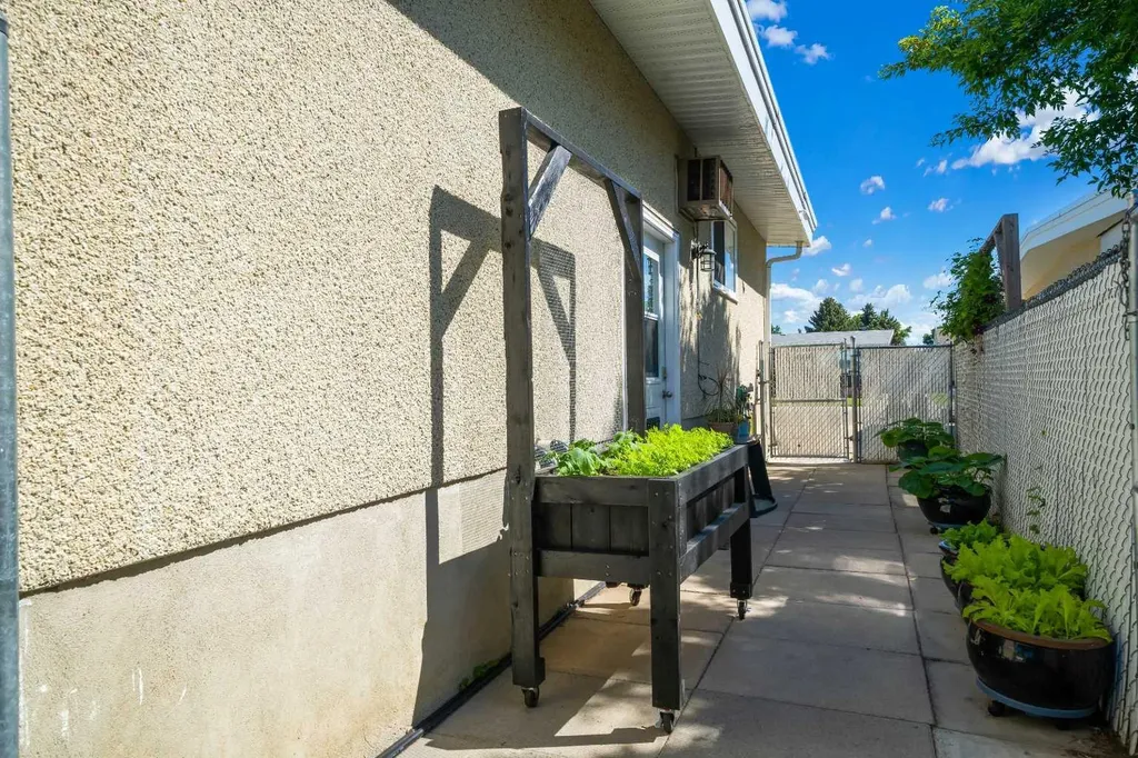 1864 16 Street SE Medicine Hat AB T1A7J7
