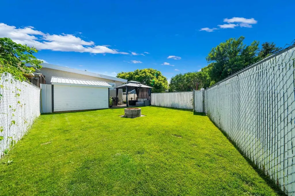 1864 16 Street SE Medicine Hat AB T1A7J7