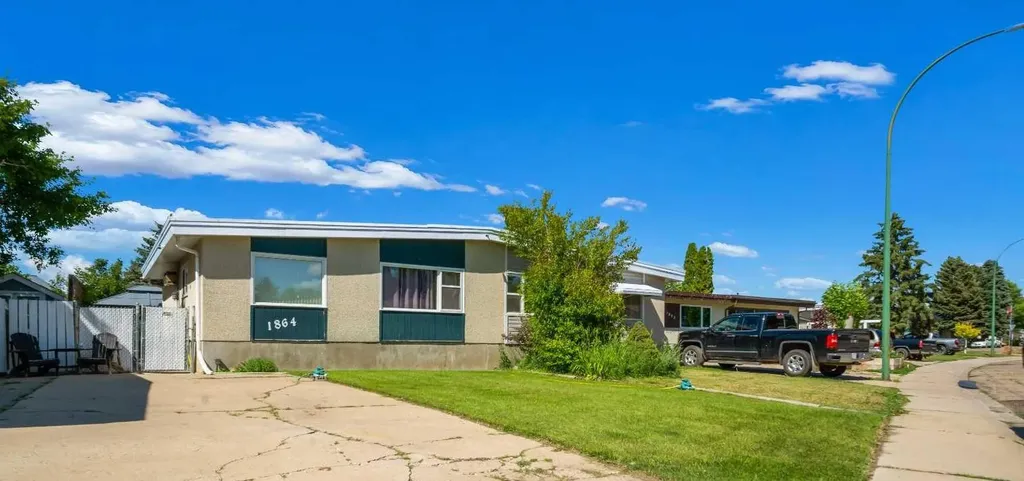 1864 16 Street SE Medicine Hat AB T1A7J7