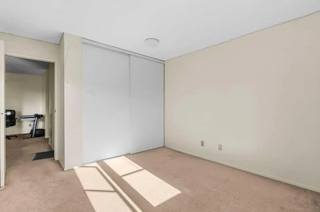 2422 Edenwold Heights NW Calgary AB T3A 0Y2