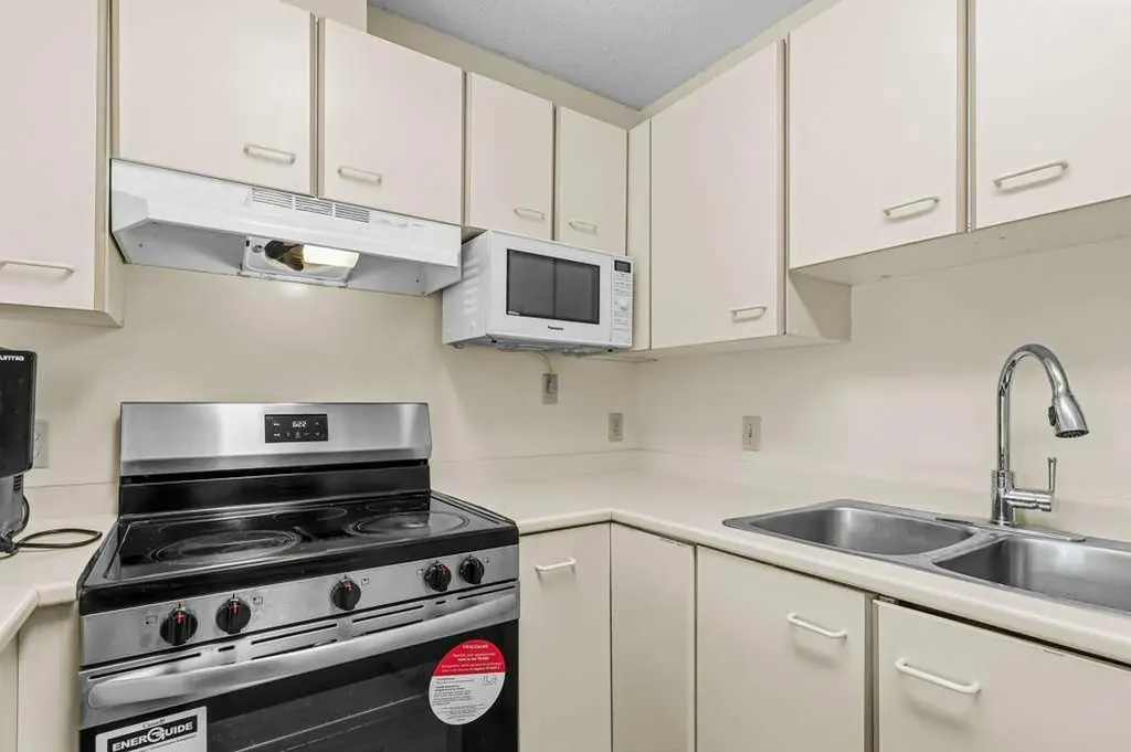 2422 Edenwold Heights NW Calgary AB T3A 0Y2