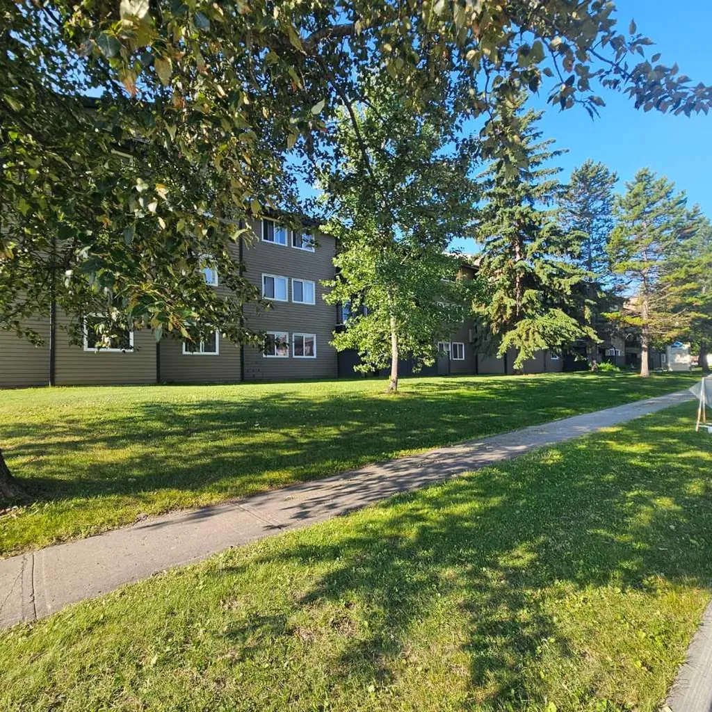 5611 10 Avenue Edson AB T7E 1R4