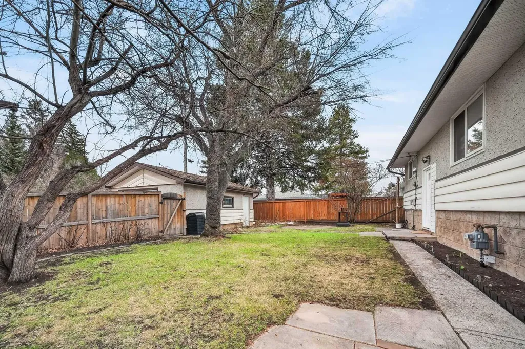 81 Westminster Drive SW Calgary AB T3C 2T2