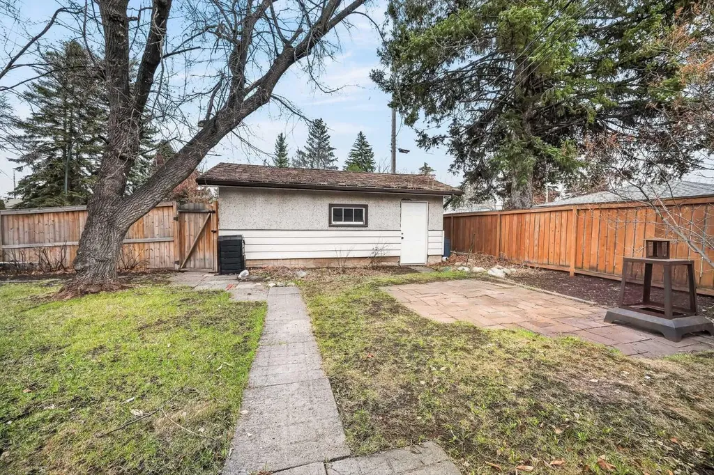 81 Westminster Drive SW Calgary AB T3C 2T2