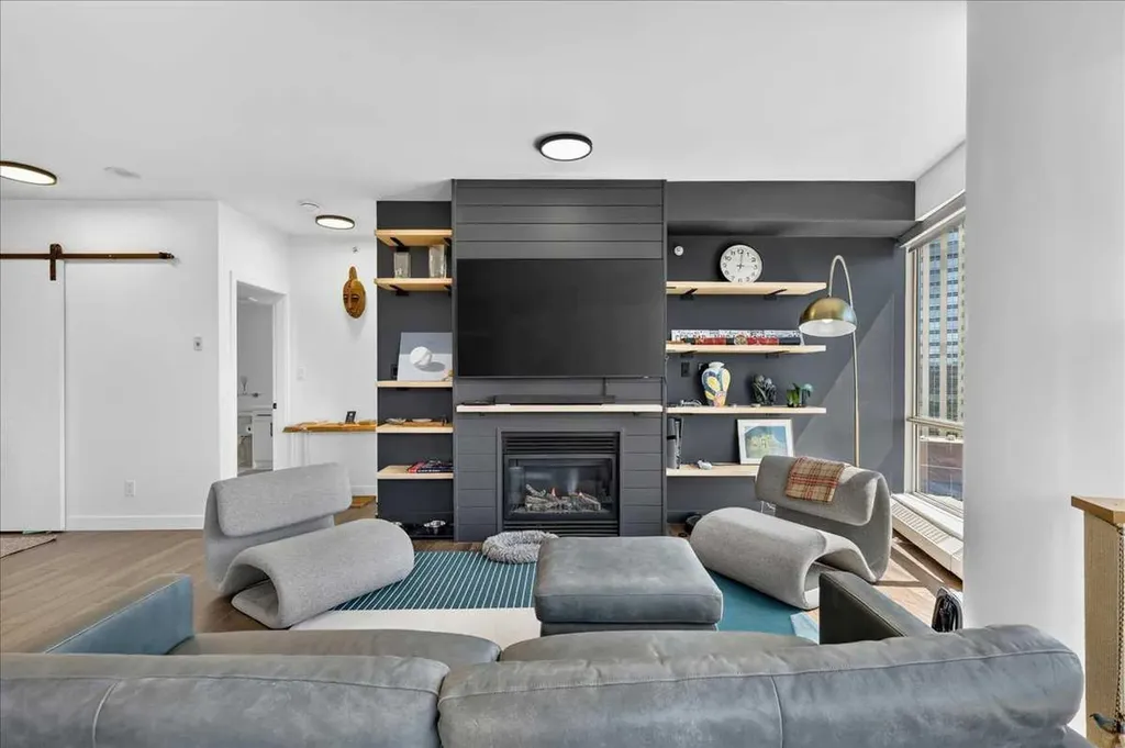 1078 6 Avenue SW Calgary AB T2P 5N6