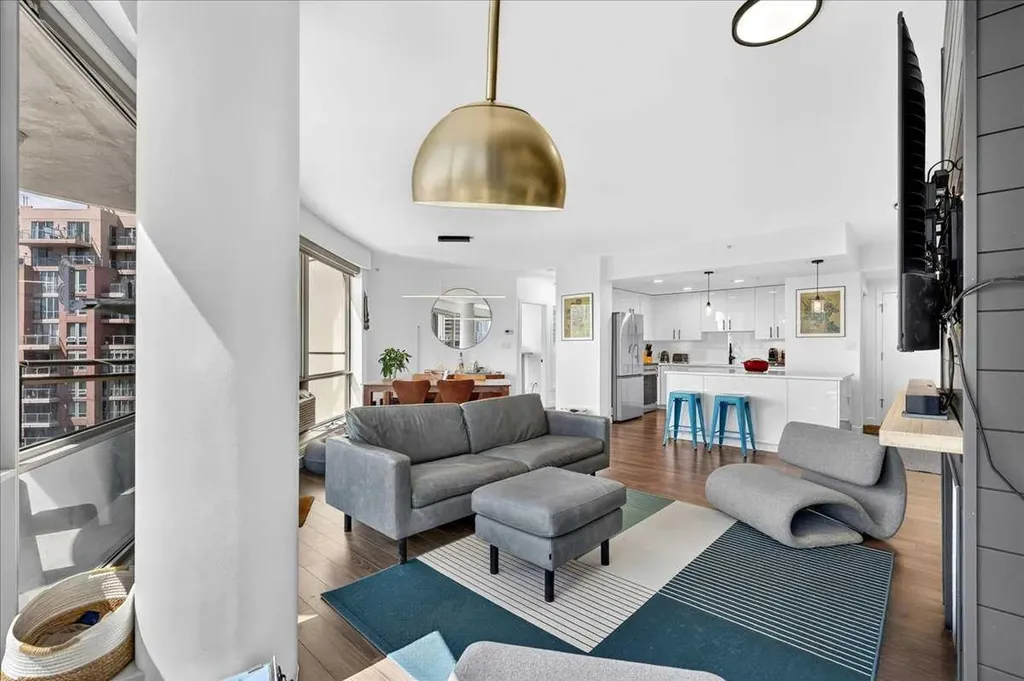 1078 6 Avenue SW Calgary AB T2P 5N6