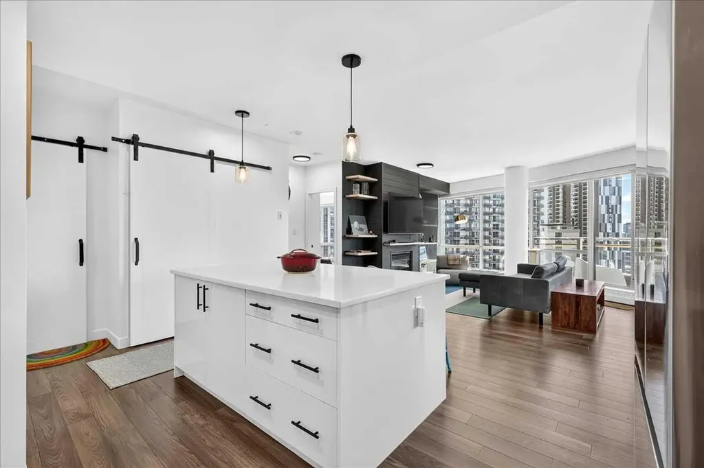 1078 6 Avenue SW Calgary AB T2P 5N6