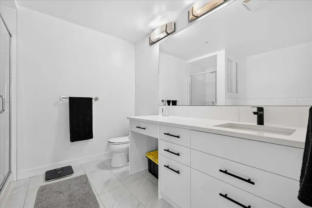 1078 6 Avenue SW Calgary AB T2P 5N6