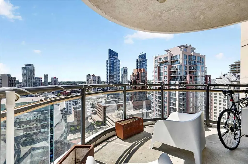1078 6 Avenue SW Calgary AB T2P 5N6
