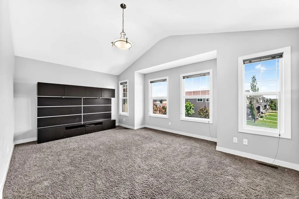 325 Evanspark Gardens NW Calgary AB T3P 0G6