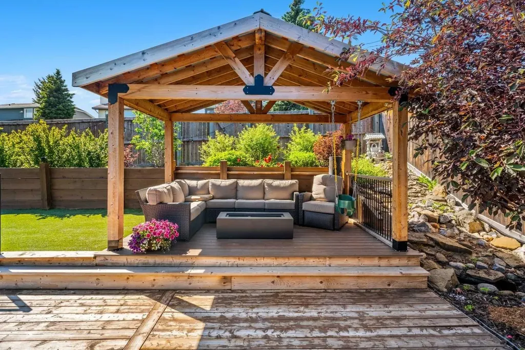 78 Edgevalley Close NW Calgary AB T3A 5E9