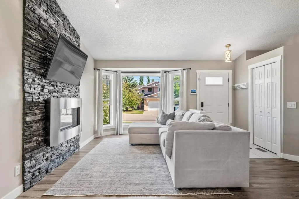 78 Edgevalley Close NW Calgary AB T3A 5E9
