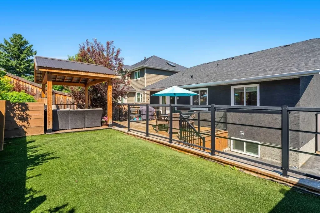 78 Edgevalley Close NW Calgary AB T3A 5E9