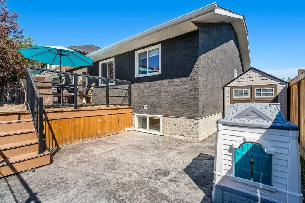78 Edgevalley Close NW Calgary AB T3A 5E9