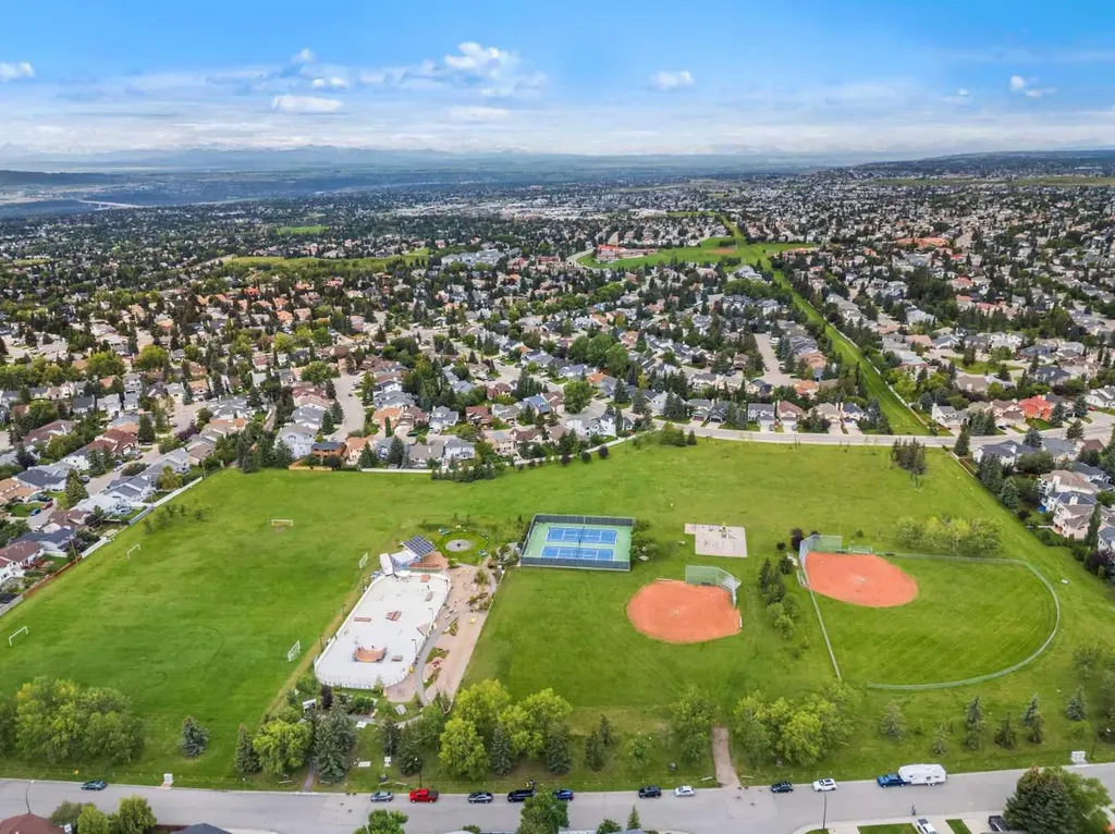 78 Edgevalley Close NW Calgary AB T3A 5E9