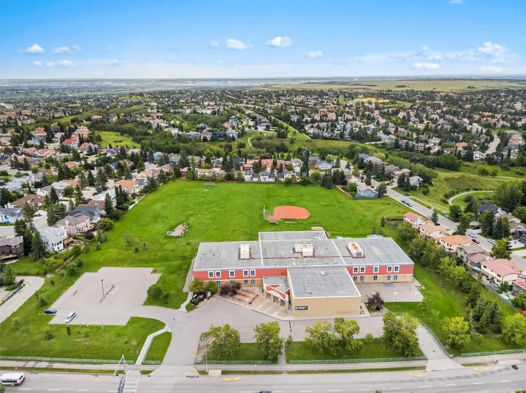78 Edgevalley Close NW Calgary AB T3A 5E9