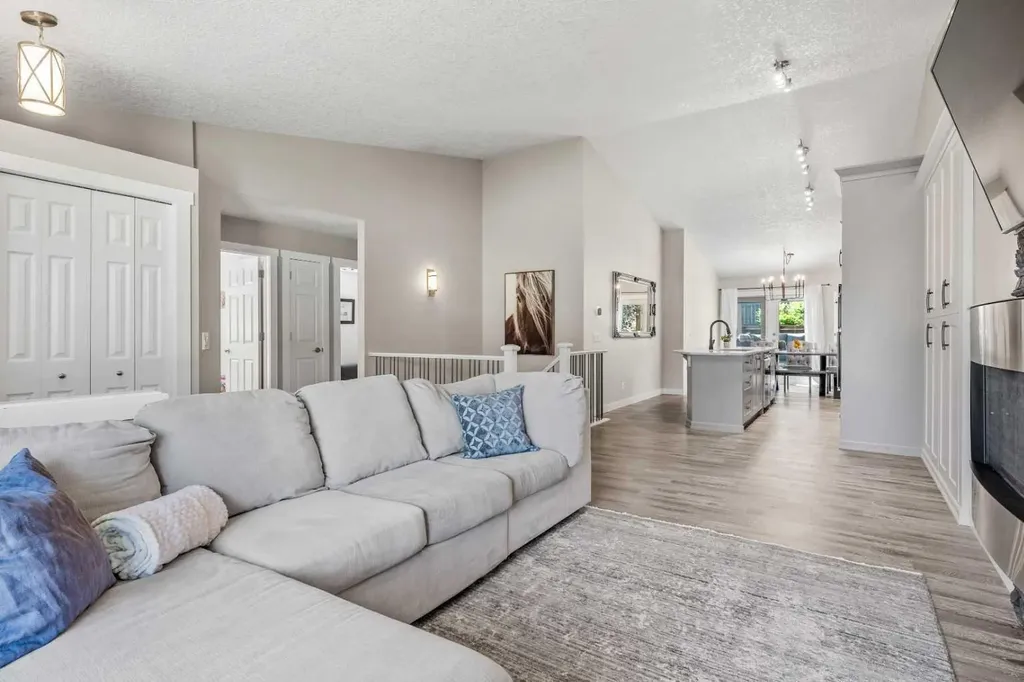78 Edgevalley Close NW Calgary AB T3A 5E9