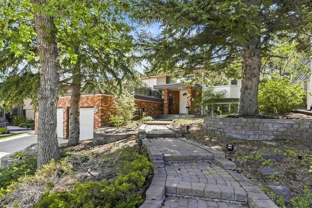 2415 Chicoutimi Drive NW Calgary AB T2L 0W2