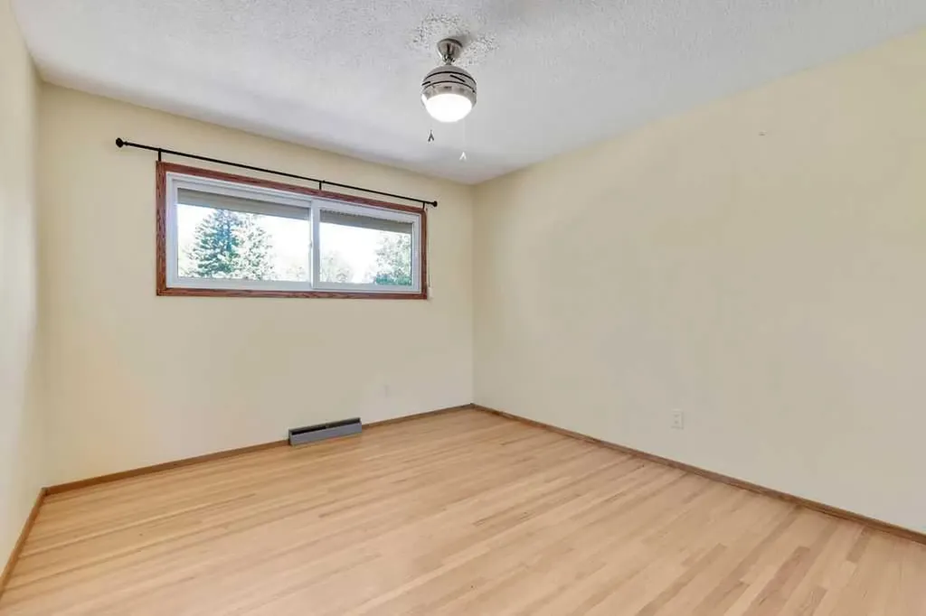 2415 Chicoutimi Drive NW Calgary AB T2L 0W2