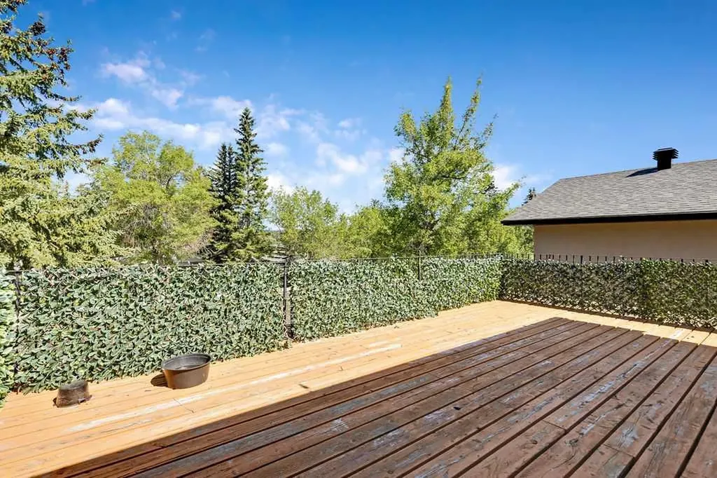 2415 Chicoutimi Drive NW Calgary AB T2L 0W2