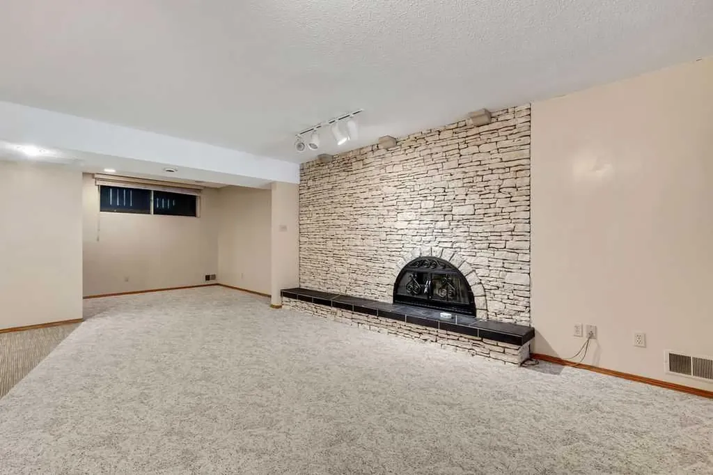 2415 Chicoutimi Drive NW Calgary AB T2L 0W2