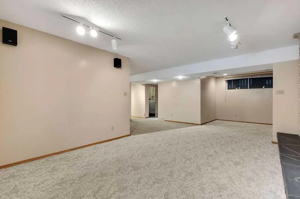 2415 Chicoutimi Drive NW Calgary AB T2L 0W2