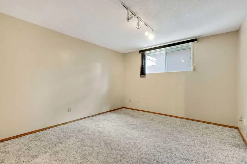 2415 Chicoutimi Drive NW Calgary AB T2L 0W2