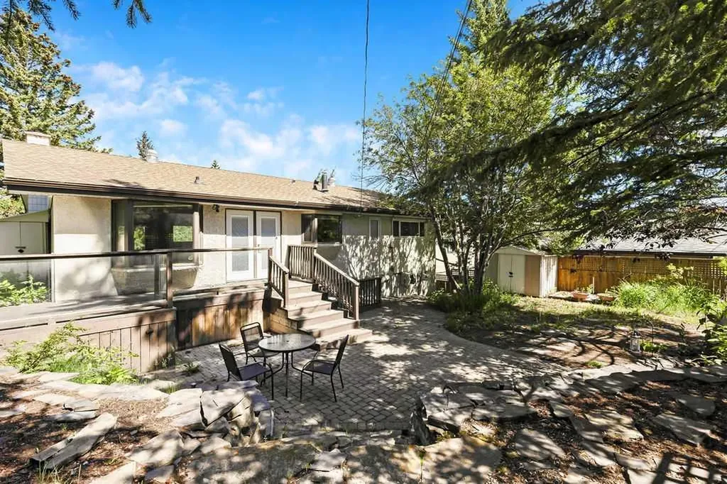 2415 Chicoutimi Drive NW Calgary AB T2L 0W2