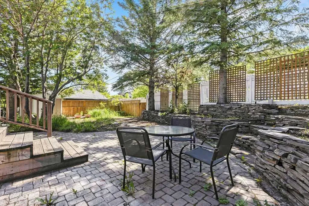 2415 Chicoutimi Drive NW Calgary AB T2L 0W2